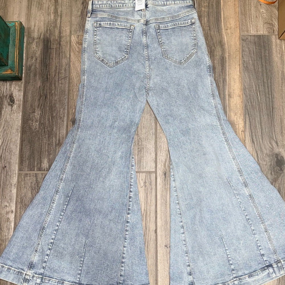 Women's  Super Flared Jeans with Glitter
Size 10 - Short Inseam 27 inches - Picture 13 of 16